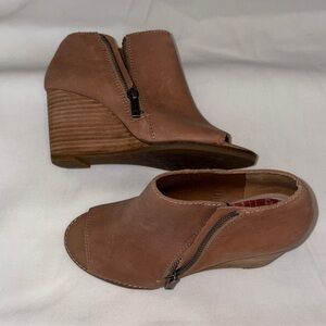 Lucky Brand Tan Open-Toe Wedge Mules